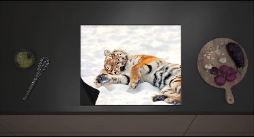 Inductie Beschermer - Feloranje Tijger Rollend door de Witte Sneeuw - 60x52 cm - 2 mm Dik - Inductieplaat Beschermer met zwarte kern