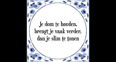 Tegeltje met Spreuk (Tegeltjeswijsheid): Je dom te houden, brengt je vaak verder, dan je slim te tonen + Kado verpakking & Plakhanger