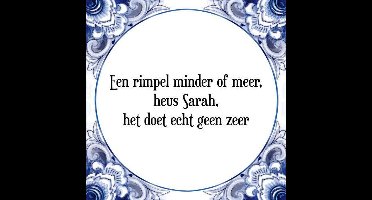 Tegeltje met Spreuk (Sarah 50 jaar): Een rimpel minder of meer, heus Sarah, het doet echt geen zeer + Cadeau verpakking & Plakhanger