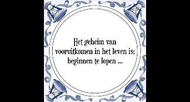 Tegeltje met Spreuk (Tegeltjeswijsheid): Het geheim van vooruitkomen in het leven is; beginnen te lopen + Kado verpakking & Plakhanger