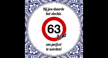 Verjaardag Tegeltje met Spreuk (63 jaar): bij jou duurde het slechts 63 jaar om perfect te worden + Cadeau verpakking & Plakhanger