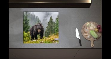 Inductieplaat Beschermer - Bruine beer in bos met grote bomen en bergen - 57x52 cm - 2 mm Dik - Inductie Beschermer - Bescherming Inductiekookplaat - Kookplaat Beschermer van Zwart Vinyl
