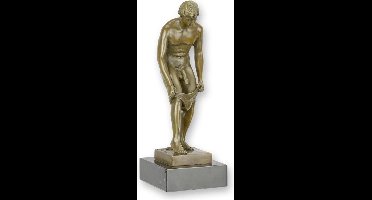 EEN BRONZEN SCULPTUUR VAN EEN MANNELIJK NAAKT