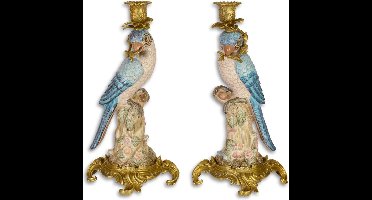 EEN MESSING GEMONTEERDE PORSELEINEN PAPEGAAI KANDELAAR SET VAN 2