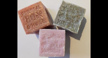 Set Marseillezeep 3 x 150 gram Lavendel, Sandal en Abrikoos Le Serail