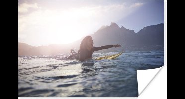 Poster Vrouwelijke surfer peddelt - 30x20 cm