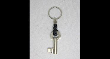 sleutelhanger, keychain, GILDE, oersterk staal. Sleuteltje met zwart leer