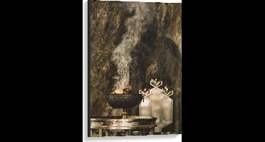 WallClassics - Canvas  - Kommetje met Brandend Hout in Grot - 60x90 cm Foto op Canvas Schilderij (Wanddecoratie op Canvas)