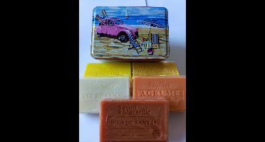 Metalen zeepblik met opdruk 2CV à la plage met 5 zepen van 100 gram in de geuren citroen, kokosmelk, sandalwood, sinaasappelbloem, citrus – Vintage voorraadblik – Franse handzeep – Marseille zeep Marseillezeep
