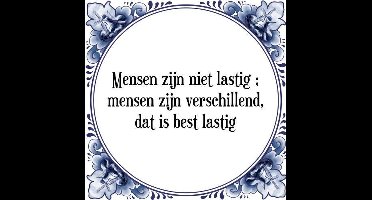 Tegeltje met Spreuk (Tegeltjeswijsheid): Mensen zijn niet lastig; mensen zijn verschillend, dat is best lastig + Kado verpakking & Plakhanger