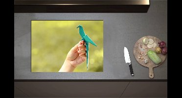 Inductieplaat Beschermer - Blauwe Origami Vogel op Hand van Mens in Groene Omgeving - 71x51 cm - 2 mm Dik - Inductie Beschermer - Bescherming Inductiekookplaat - Kookplaat Beschermer van Zwart Vinyl