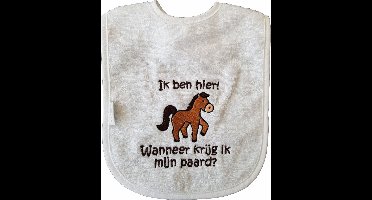 Witte slab met "Ik ben hier! Wanneer krijg ik mijn paard?" - paardrijden, manege, paardje, paarden