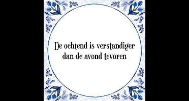 Tegeltje met Spreuk (Tegeltjeswijsheid): De ochtend is verstandiger dan de avond tevoren + Kado verpakking & Plakhanger