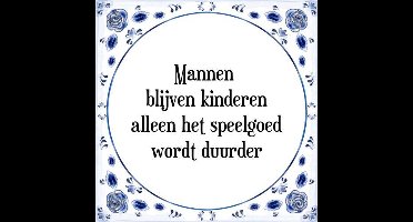 Tegeltje met Spreuk (Tegeltjeswijsheid): Mannen blijven kinderen, alleen het speelgoed wordt duurder! + Kado verpakking & Plakhanger