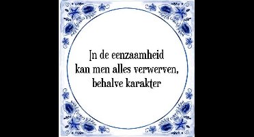 Tegeltje met Spreuk (Tegeltjeswijsheid): In de eenzaamheid kan men alles verwerven, behalve karakter + Kado verpakking & Plakhanger