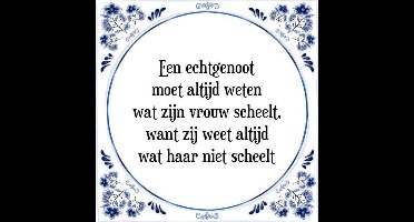Tegeltje met Spreuk (Tegeltjeswijsheid): Een echtgenoot moet altijd weten wat zijn vrouw scheelt, want zij weet altijd wat haar niet scheelt + Kado verpakking & Plakhanger