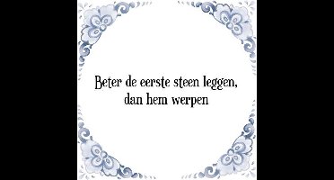 Tegeltje met Spreuk (Tegeltjeswijsheid): Beter de eerste steen leggen, dan hem werpen + Kado verpakking & Plakhanger