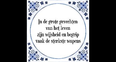 Tegeltje met Spreuk (Tegeltjeswijsheid): In de grote gevechten van het leven zijn wijsheid en begrip vaak de sterkste wapens + Kado verpakking & Plakhanger