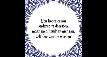 Tegeltje met Spreuk (Tegeltjeswijsheid): Men houdt ervan anderen te doorzien, maar men houdt er niet van, zelf doorzien te worden + Kado verpakking & Plakhanger