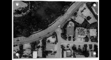 Tuinposter – Weg aan de rand van Dorpje (zwart/wit)e - 60x40cm Foto op Tuinposter  (wanddecoratie voor buiten en binnen)