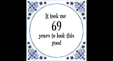 Verjaardag Tegeltje met Spreuk (69 jaar: It took me 69 years to look this good + cadeau verpakking & plakhanger