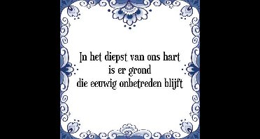 Tegeltje met Spreuk (Tegeltjeswijsheid): In het diepst van ons hart is er grond die eeuwig onbetreden blijft + Kado verpakking & Plakhanger