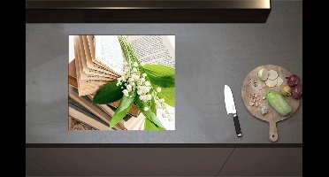 Inductieplaat Beschermer - Boeket Kleine Witte Bloemen Liggend op Stapel Boeken - 58x52 cm - 2 mm Dik - Inductie Beschermer - Bescherming Inductiekookplaat - Kookplaat Beschermer van Wit Vinyl