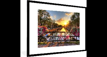 PosterMonkey - Poster - Fotolijst - Amsterdam - Fiets - Bloemen - Zon - Roze - Kader - 80x60 cm - Posters - Muurdecoratie - Poster met lijst - Kamerdecoratie