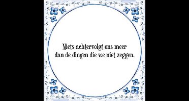Tegeltje met Spreuk (Tegeltjeswijsheid): Niets achtervolgt ons meer dan de dingen die we niet zeggen. + Kado verpakking & Plakhanger