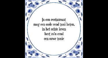 Tegeltje met Spreuk (Tegeltjeswijsheid): In een restaurant mag een oude eend taai heten, in het echte leven heet zo'n eend een ouwe taaie + Kado verpakking & Plakhanger