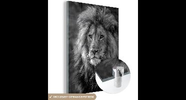 MuchoWow® Glasschilderij 60x80 cm - Schilderij acrylglas - Portret van de Leeuwenkoning - zwart wit - Foto op glas - Schilderijen