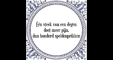Tegeltje met Spreuk (Tegeltjeswijsheid): ��n steek van een degen doet meer pijn, dan honderd speldenprikken + Kado verpakking & Plakhanger