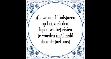 Tegeltje met Spreuk (Tegeltjeswijsheid): Als we ons blindstaren op het verleden, lopen we het risico te worden ingehaald door de toekomst + Kado verpakking & Plakhanger