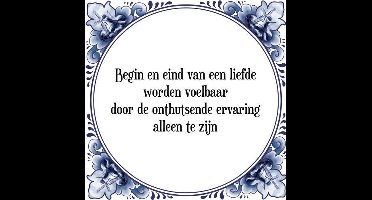 Tegeltje met Spreuk (Tegeltjeswijsheid): Begin en eind van een liefde worden voelbaar door de onthutsende ervaring alleen te zijn + Kado verpakking & Plakhanger