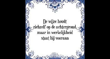 Tegeltje met Spreuk (Tegeltjeswijsheid): De wijze houdt zichzelf op de achtergrond, maar in werkelijkheid staat hij vooraan + Kado verpakking & Plakhanger