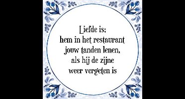 Tegeltje met Spreuk (Tegeltjeswijsheid): Liefde is; hem in het restaurant jouw tanden lenen, als hij de zijne weer vergeten is + Kado verpakking & Plakhanger