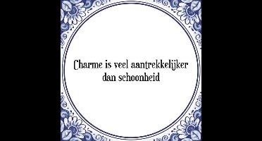 Tegeltje met Spreuk (Tegeltjeswijsheid): Charme is veel aantrekkelijker dan schoonheid + Kado verpakking & Plakhanger
