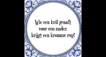 Tegeltje met Spreuk (Tegeltjeswijsheid): Wie een kuil graaft voor een ander, krijgt een kromme rug! + Kado verpakking & Plakhanger