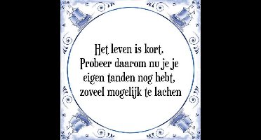 Tegeltje met Spreuk (Tegeltjeswijsheid): Het leven is kort. Probeer daarom nu je je eigen tanden nog hebt, zoveel mogelijk te lachen + Kado verpakking & Plakhanger