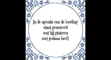 Tegeltje met Spreuk (Tegeltjeswijsheid): In de agenda van de leerling staat genoteerd wat hij gisteren niet gedaan heeft + Kado verpakking & Plakhanger