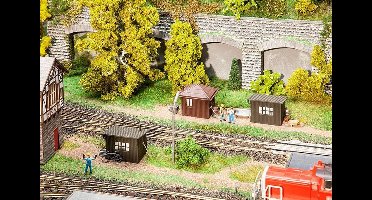 Faller - Engine driver waiting shelter. 2 linemen - FA120272 - modelbouwsets, hobbybouwspeelgoed voor kinderen, modelverf en accessoires