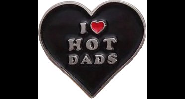 Hartvormige Pin – I Love Hot Dads – Grappige Button voor Festivals, Outfits & Queer Pride