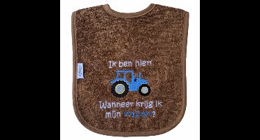 Bruine slab met "Ik ben hier! Wanneer krijg ik mijn tractor?" - blauwe tractor - lief, kraamcadeautje, cadeau, babyshower, blauw, boer, boeren, werktuig