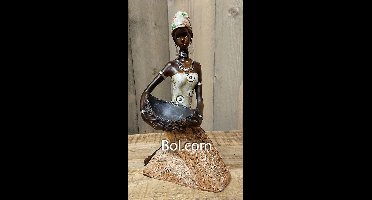 Decoratie beeld - Afrikaanse vrouw met mand - 25cm