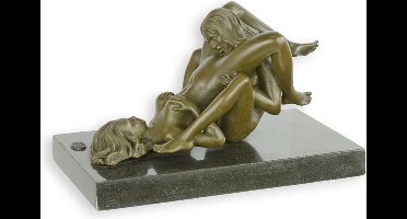 EEN EROTISCH BRONZEN BEELD VAN TWEE VROUWELIJKE NAAKTEN DIE MONDELING DOEN