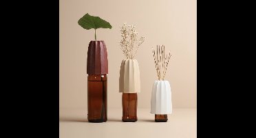 Qualy - Cacvase L - Screw Cap Bottle Decorative Vase Schroefdop Flessen decoratieve vaas set van 3 Kleur: Bruin Materiaal: Gerecycled PP W78xL78xH120mm 410gr
