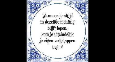 Tegeltje met Spreuk (Tegeltjeswijsheid): Wanneer je altijd in dezelfde richting blijft lopen, kom je uiteindelijk je eigen voetstappen tegen! + Kado verpakking & Plakhanger