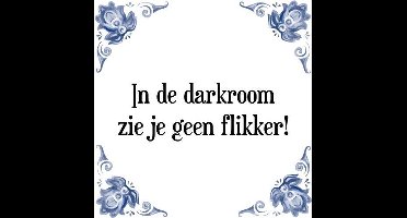 Tegeltje met Spreuk (Tegeltjeswijsheid): In de darkroom zie je geen flikker! + Kado verpakking & Plakhanger