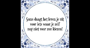 Tegeltje met Spreuk (Tegeltjeswijsheid): Soms daagt het leven je uit voor iets waar je zelf nog niet voor zou kiezen! + Kado verpakking & Plakhanger