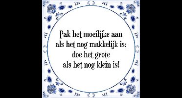 Tegeltje met Spreuk (Tegeltjeswijsheid): Pak het moeilijke aan als het nog makkelijk is; doe het grote als het nog klein is! + Kado verpakking & Plakhanger